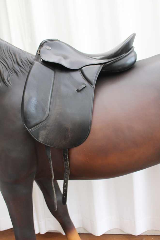 steekpenningen Perseus West Dressuurzadel Kieffer – Maat 17,5 inch – Second Horse Shop